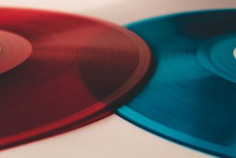 Eine rote und eine blaue Schallplatte