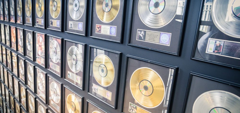 Goldene Schallplatten an einer Wand
