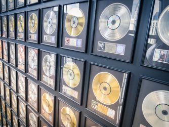 Goldene Schallplatten an einer Wand