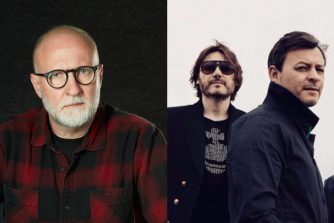 links Bob Mould, rechts die Manic Street Preachers