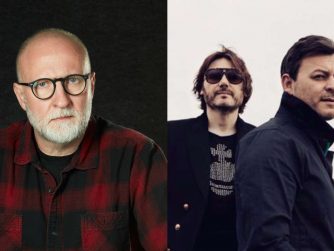 links Bob Mould, rechts die Manic Street Preachers